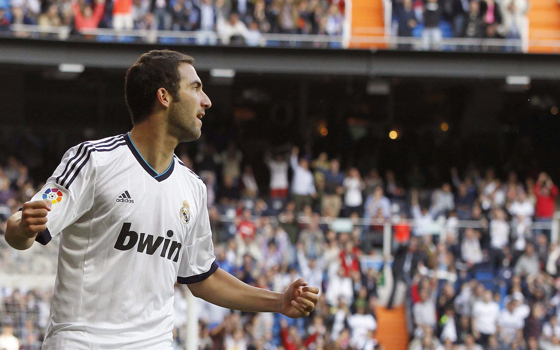 伊朗球员被雪砸中仍坚持比赛，获全场掌声，伊朗踢中国把球停在球门口