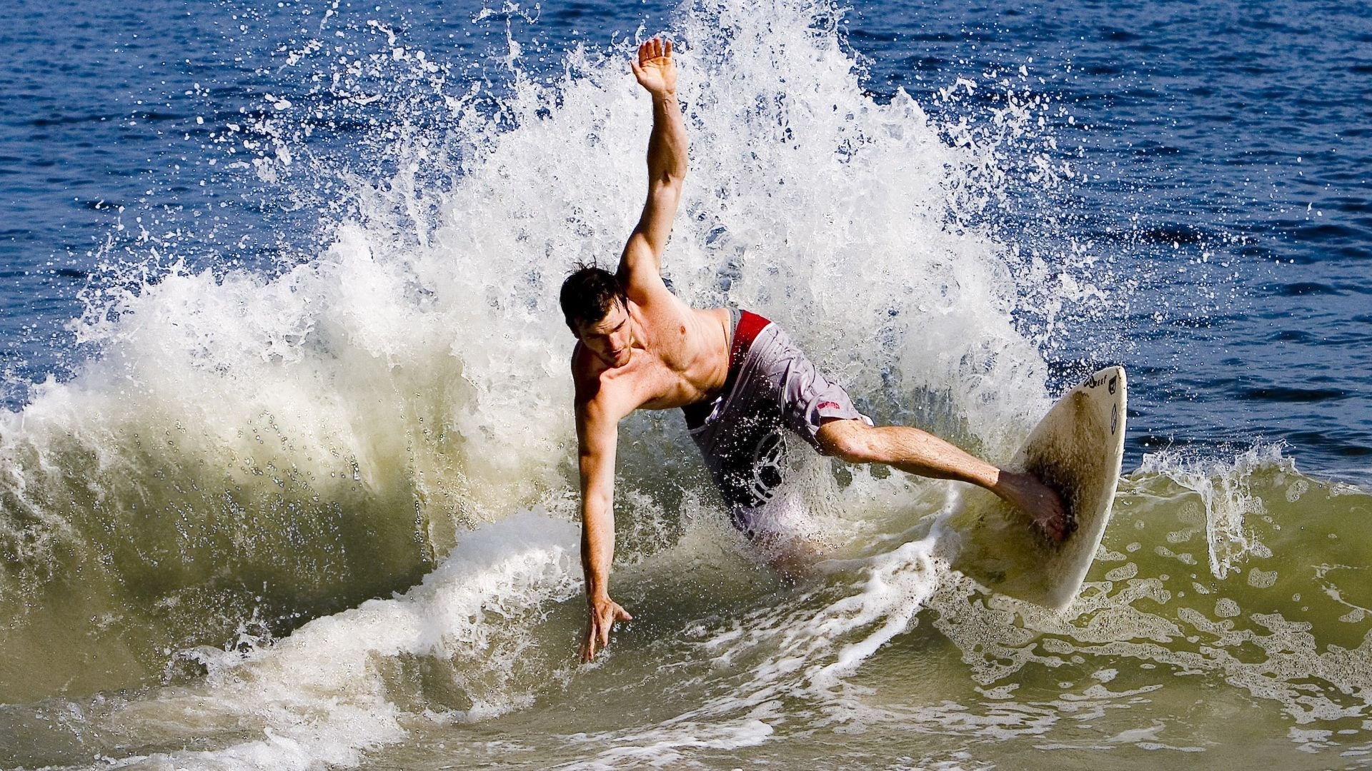 哈兰德持续火热，英超攻城拔寨，已破纪录数次，哈兰德联赛进球